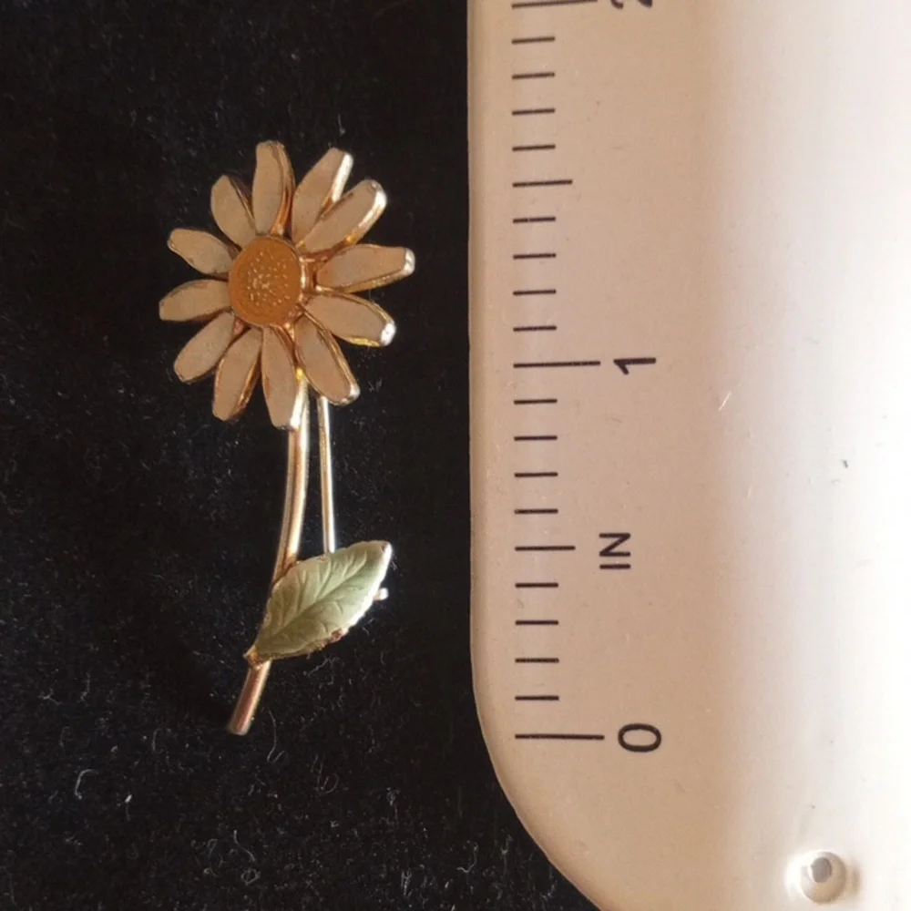 Gold Tone and White Daisy Brooch